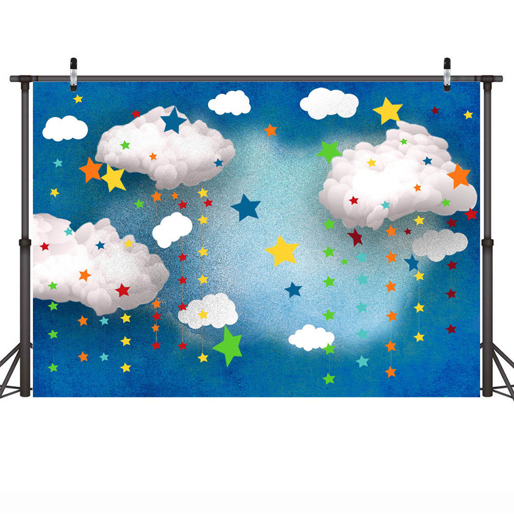 Toile de fond artistique pour anniversaire d'enfants, pour photographie, ciel bleu, nuages ​​blancs, étoiles arc-en-ciel, gâteau d'anniversaire Smash, séance photo 