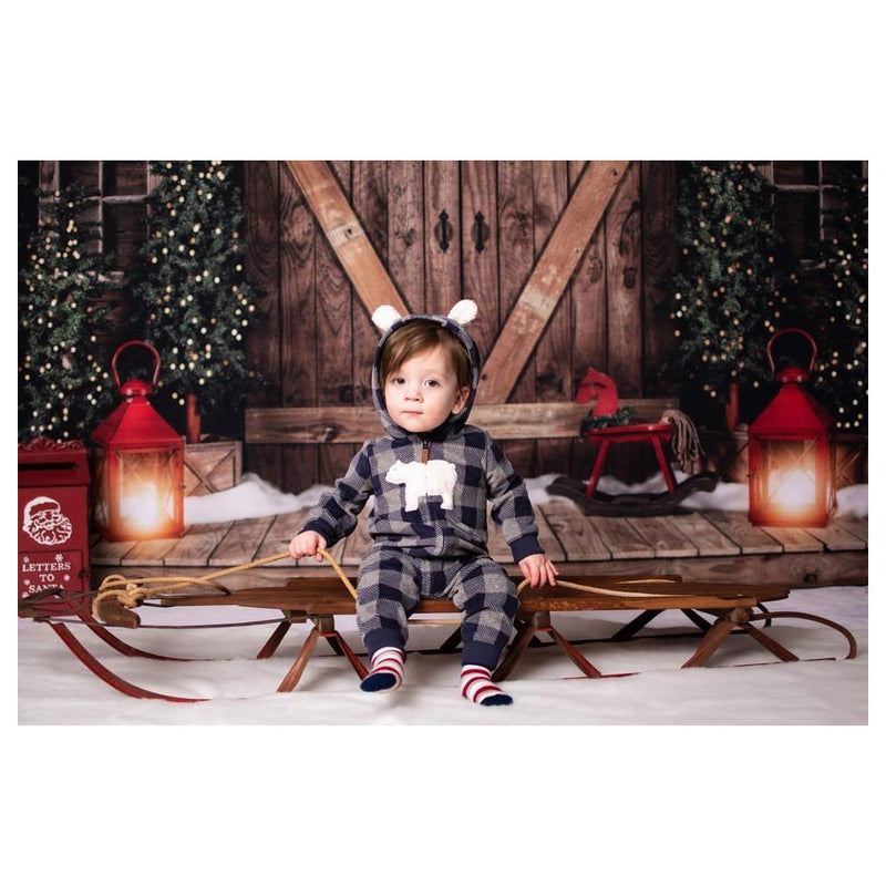 Porte rustique de noël, gâteau d'anniversaire, arrière-plan, couronne d'arbres de noël, lampe de fond, neige, hiver, photographie de Portrait rétro 
