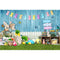 Fondo de pastel de cumpleaños de conejo, huevos de Pascua, retrato de primavera, mariposas, hierba, estudio de pared de madera azul 