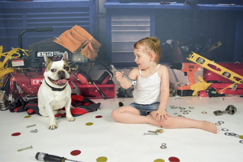 Fondo de herramientas para el hogar, pared de madera marrón, retrato de bebé preescolar, fondo de fotografía para estudio fotográfico